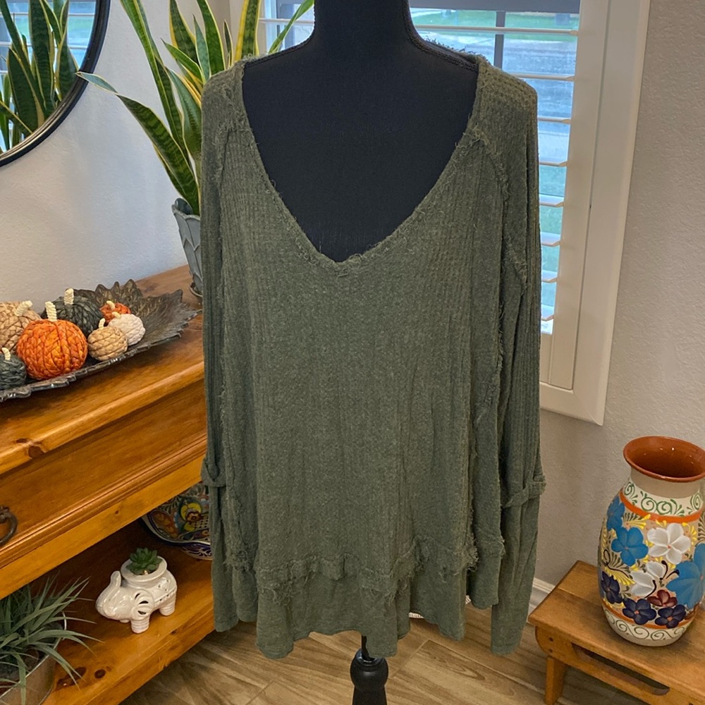 WE THE FREE women olive green top size(not sure if it’s large or extra large)
